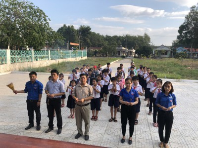 Hoạt động trãi nghiệm thắp hương và chăm sóc vệ sinh Bia B52 năm học 2019-2020