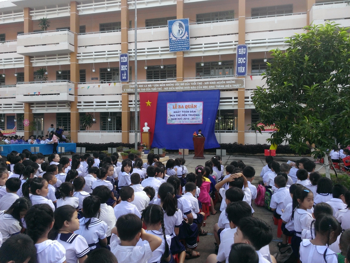 Lễ ra quân "Ngày toàn dân đưa trẻ đến trường"