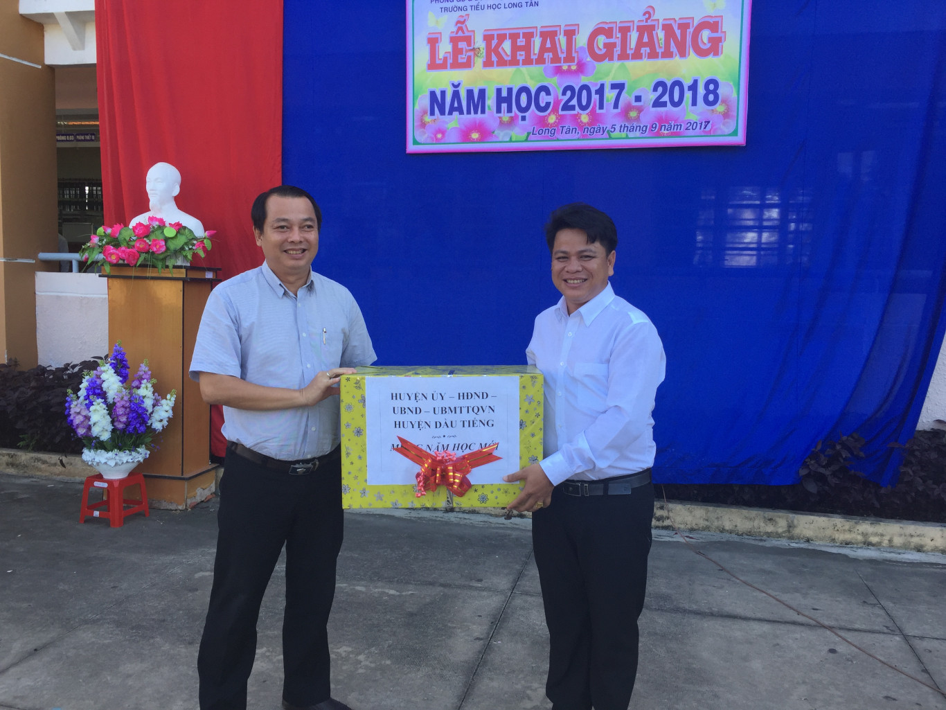 Tặng quà