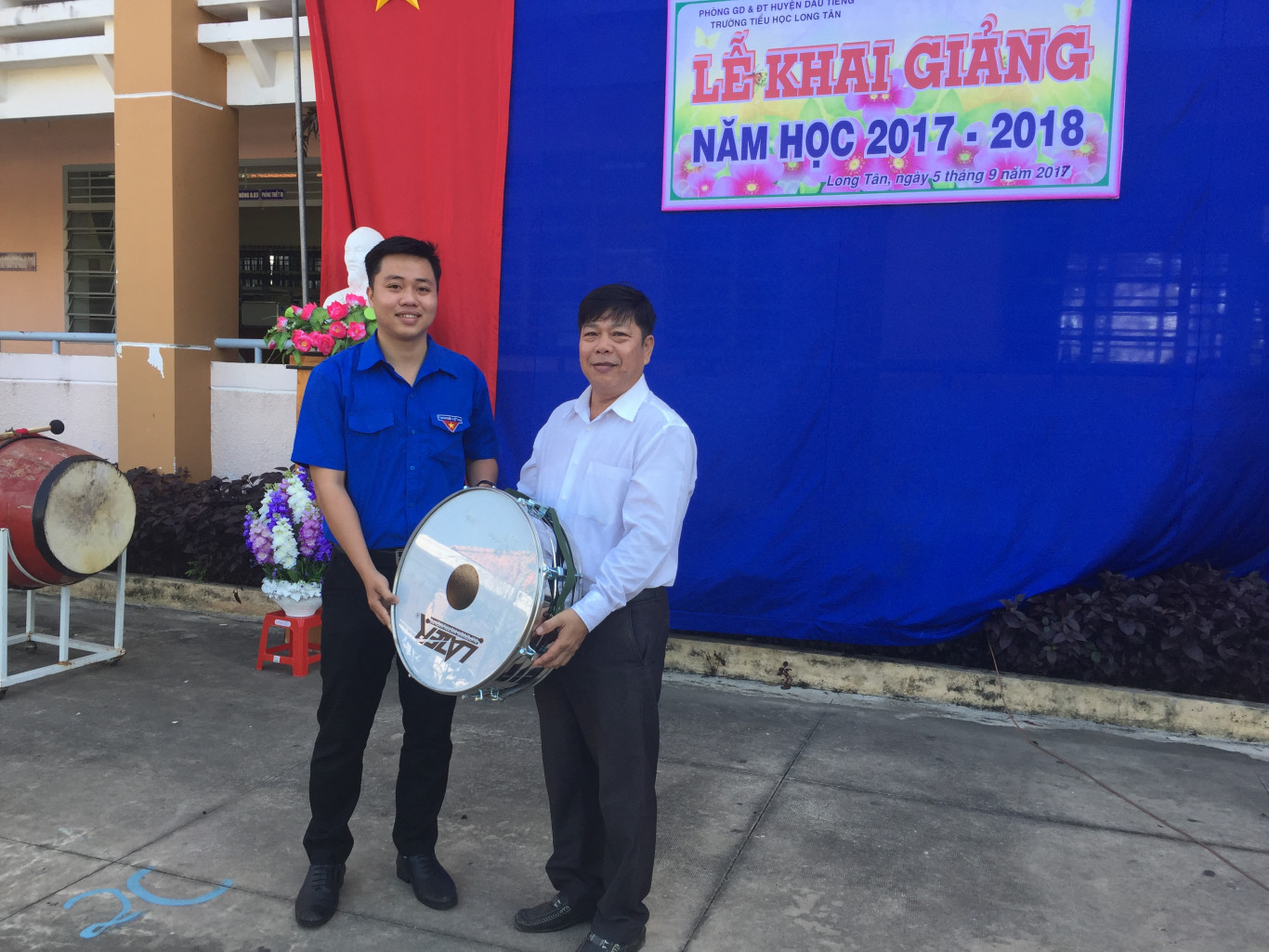 Xã Đoàn tặng bộ trống