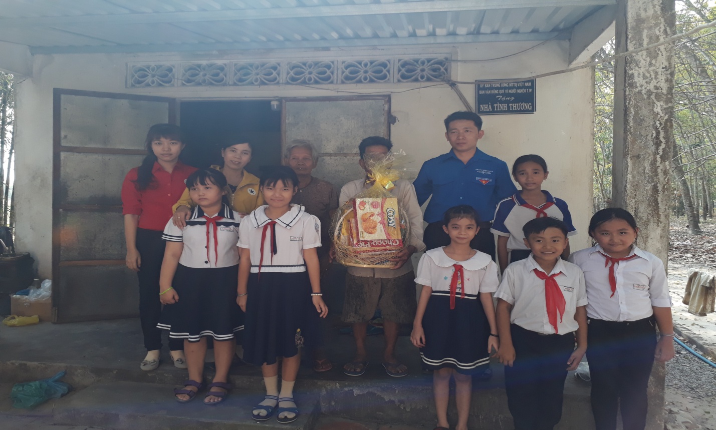 Tặng quà hộ nghèo neo đơn