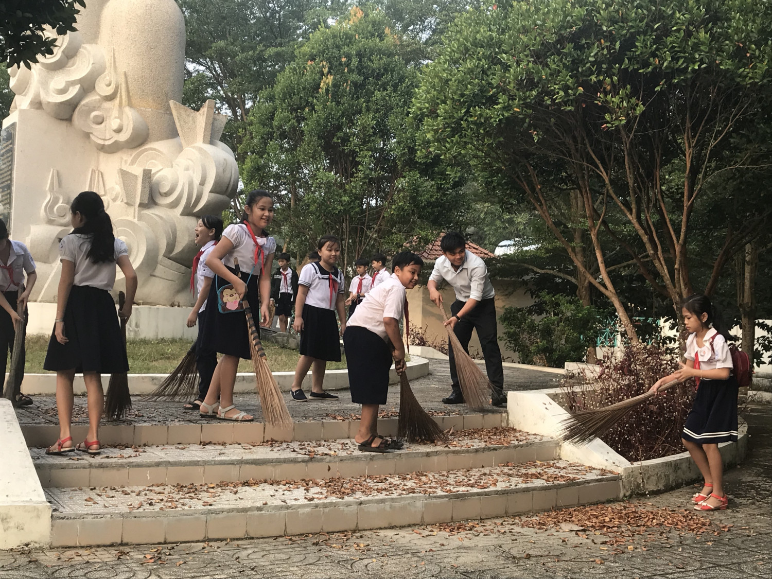 Viếng thăm và dọn vệ sinh Bia di tích B52 năm học 2018-2019
