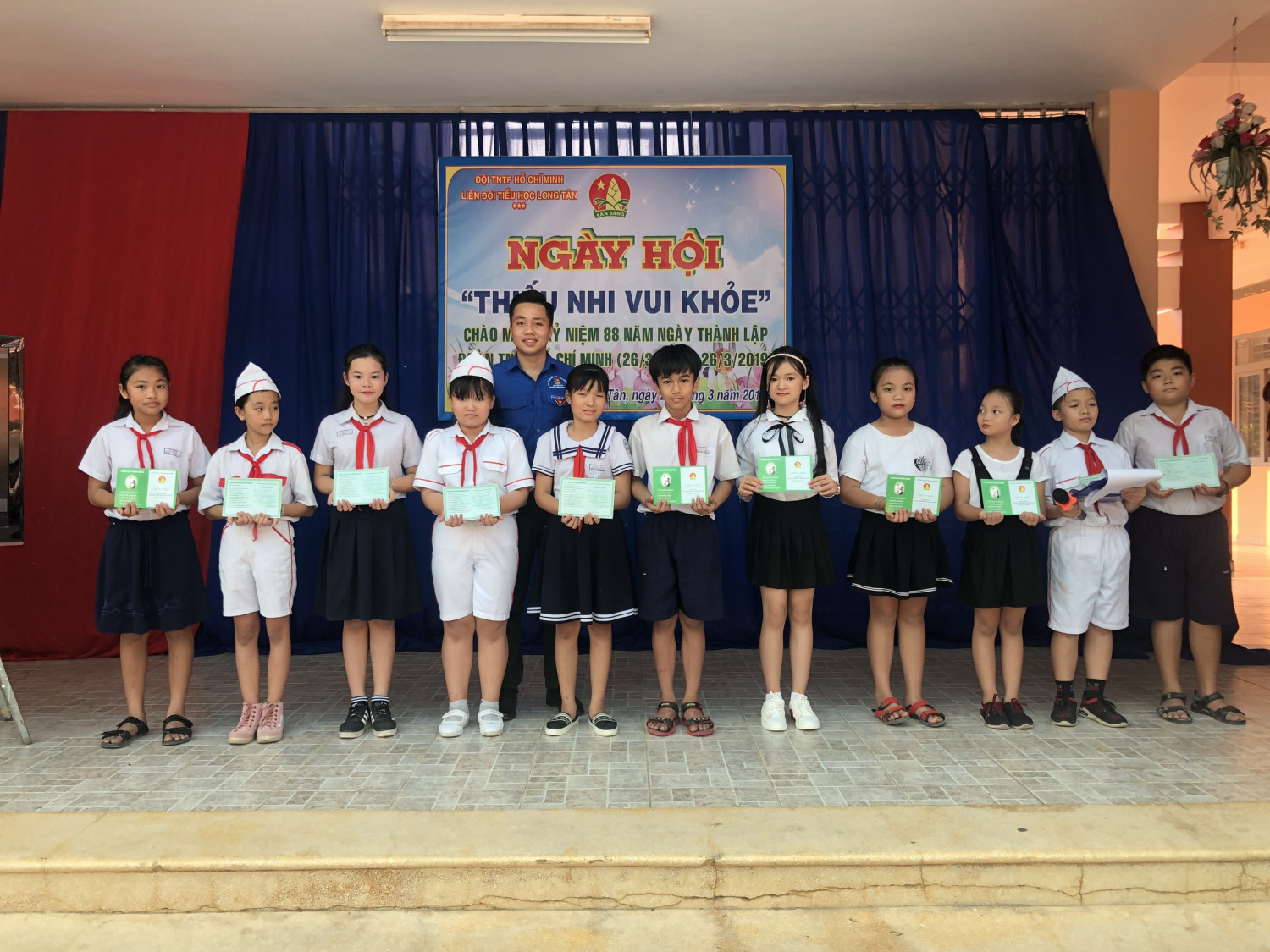 Ngày hội "Thiếu Nhi Vui Khỏe" và trao giấy chứng nhận  hoàn thành chương "Rèn luyện đội viên" năm học 2018-2019