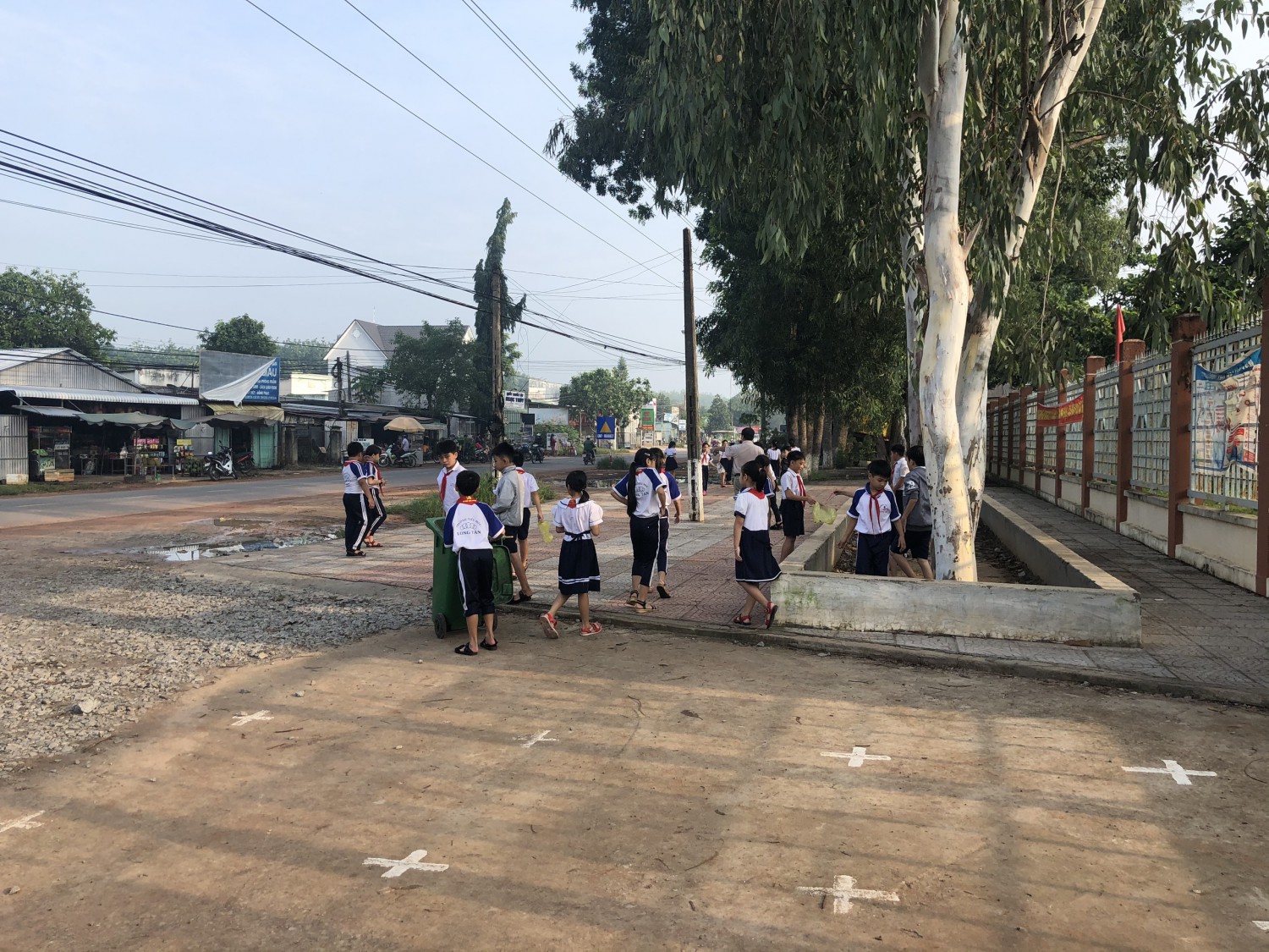 Phong trào hoạt động chống rác thải nhựa trong Liên đội và thực hiện công tác lao động vệ sinh sân trường đối với khối 3 4 5 vào các ngày thứ 2 4 6 hàng tuần